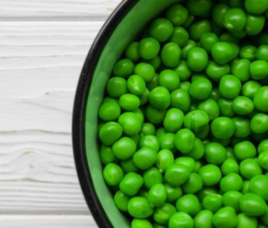 a woman wondering what the difference is between a nutritionist, a dietician and a nutritional therapist